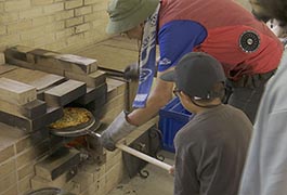 写真：豊田市総合野外センターで手作りピザ窯の運用を開始