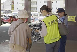 写真：夏の交通安全市民運動「確実にス（酢）トップ!」