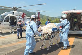 写真：隣接する消防本部と合同で多数傷病者事故対応訓練