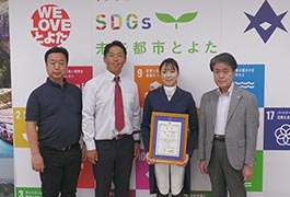 写真：馬場馬術の大会で優秀な成績を収めた選手が市長訪問