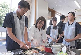 写真：中京大学の学生 地産地食レシピ集を活用した調理実習