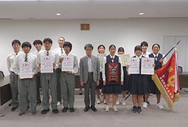 写真：ローイングの全国大会に出場する選手が市長訪問