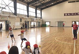 写真：スポーツ体験講座「投げ方教室」
