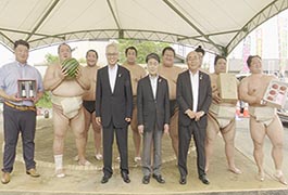 写真：市内に宿舎を構える中村部屋を市長らが激励訪問