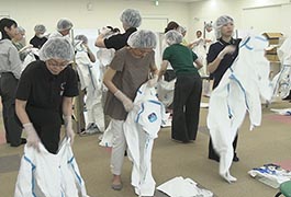 写真：感染症有事に備えた個人防護具着脱訓練