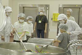 写真：夏休み食育イベント 給食センター親子探検ツアー