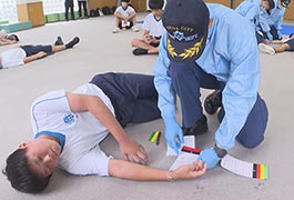 写真：高橋中学校ボランティア部と救急合同訓練