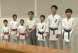 写真：空手の全国大会に出場する選手が市長を訪問