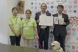 写真：CANBEが市立小中学校などへ図書を寄贈