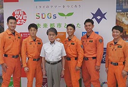 写真：全国消防救助技術大会に出場する救助隊員 市長訪問
