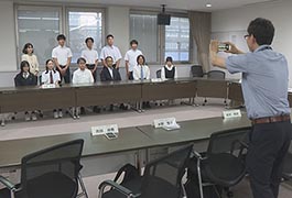 写真：デトロイト市交換学生派遣団 市長･議長に帰国報告