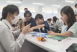 写真：トヨタ自動車株式会社と連携した燃料電池ミニカーづくりの体験講座