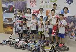 写真：ランバイクの大会で活躍した市内在住の選手が市長訪問