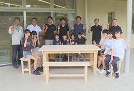 写真：若園地区の小中学生が交流館のベンチを製作