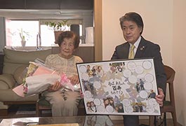 写真：市長が長寿のお祝いに高齢者を訪問