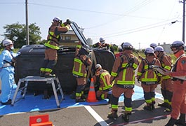 写真：高速道路上での交通事故を想定した合同訓練