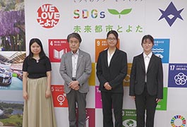 写真：豊田市トレヴェリアン基金の奨学生 市長に帰国報告