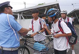 写真：秋の交通安全市民運動 ヘルメット啓発