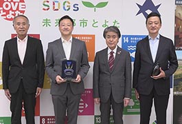 写真：「100億企業賞」を受賞した横山興業株式会社が市長訪問