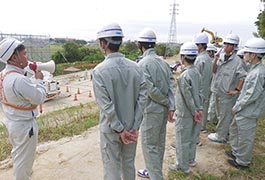 写真：国道155号豊田南バイパスの工事現場を学生が見学