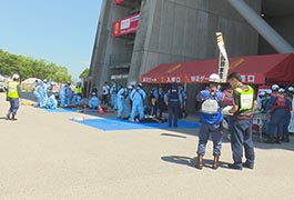 写真：豊田スタジアムで傷害事件の発生を想定した合同訓練