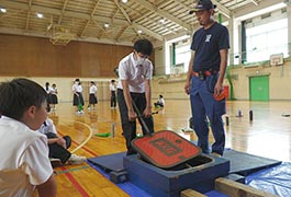 写真：足助中学校で消火活動などの技術指導