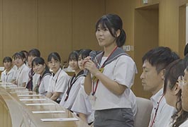 写真：中学生海外派遣団が市長･議長に帰国報告