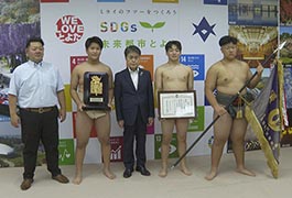 写真：相撲の全国大会に出場した中学生が市長訪問