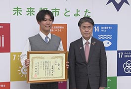 写真：馬術の全国大会で準優勝した高校生が市長訪問