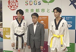 写真：テコンドーの全国大会に出場した高校生 市長訪問