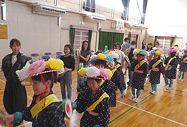 写真：駒場小学校の児童が「豊田駒場の銭太鼓」を披露