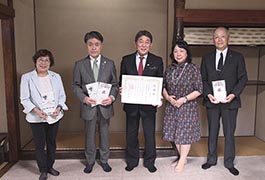 写真：喜楽亭をデザインしたオリジナル手ぬぐいを寄贈