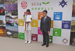 写真：テコンドーの全国大会で優勝した中学生 市長訪問