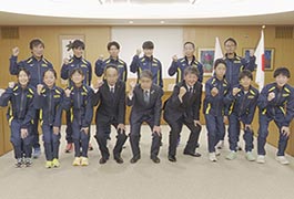 写真：愛知駅伝に出場する豊田市代表メンバーが市長らを訪問