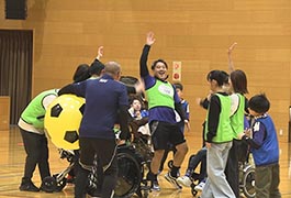 写真：豊田特別支援学校の児童・生徒を対象としたサッカー体験
