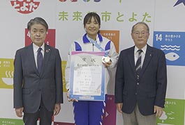 写真：ローイングの全国大会で優勝した選手が市長訪問