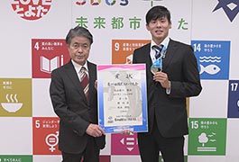 写真：水泳の全国大会で優勝した豊田市在勤の選手が市長を訪問