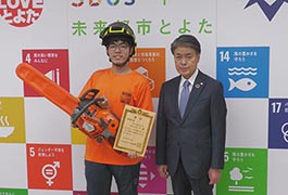 写真：伐木競技会で最優秀賞を受賞した森林組合職員が市長訪問