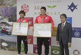 写真：デフリンピックのメダル獲得選手に豊田市スポーツ栄誉賞贈呈