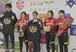 写真：トヨタレッドテリアーズが優勝報告のため市長を訪問