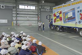 写真：小学生を対象とした交通安全教室