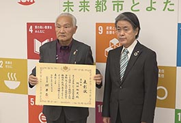 写真：「地縁による団体功労者総務大臣表彰」受賞者 市長訪問