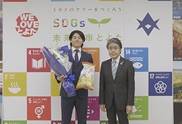 写真：プロ野球ドラフト会議で指名を受けた選手が市長訪問