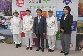 写真：シニアヒップホップダンスチームのメンバーが市長を訪問