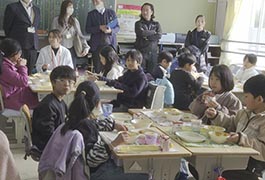 写真：アジア･フレンドシップ給食を市内小中学校で提供