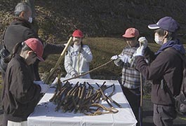 写真：小原地区で地元の小中学生が「カンゾカシキ」を体験
