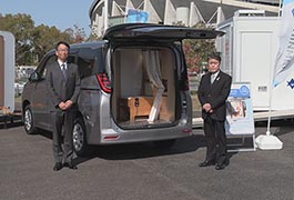 写真：トイレ機能を搭載した多機能車両お披露目イベント