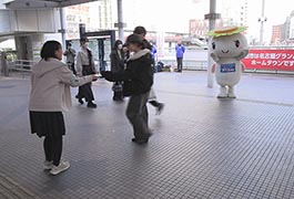 写真：杜若高校と共働で街頭啓発活動を実施