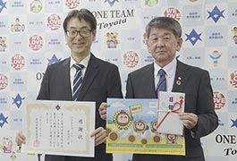写真：新入学児童へランチョンマット寄贈
