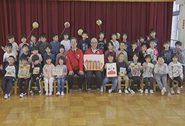 写真：市内こども園に青森県産りんご寄贈